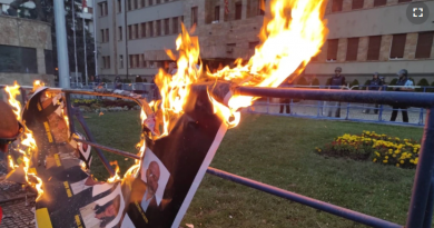 Запалена слика пред Собранието на Република Македонија
