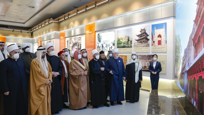 Исламски експерти и научници како гости на изложба во Меѓународниот конвенциски и изложбен центар Ксинџијанг, Урумчи, главен град на северозападниот кинески автономен регион Ксинџијанг-Ујгур, 8 јануари 2023 година.