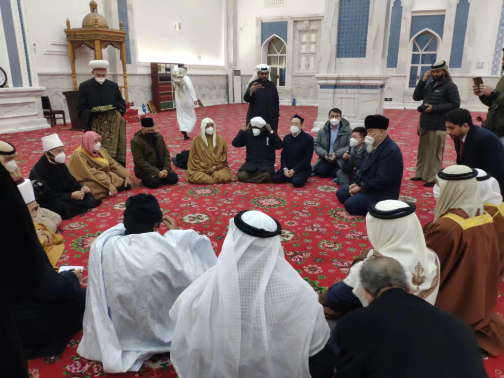Исламските експерти и научници како гости на молитва заедно со локалните муслимани во локалната џамија, Урумчи, главен град на северозападната кинеска автономна област Ксинџијанг Ујгур, 8 јануари 2023 година.